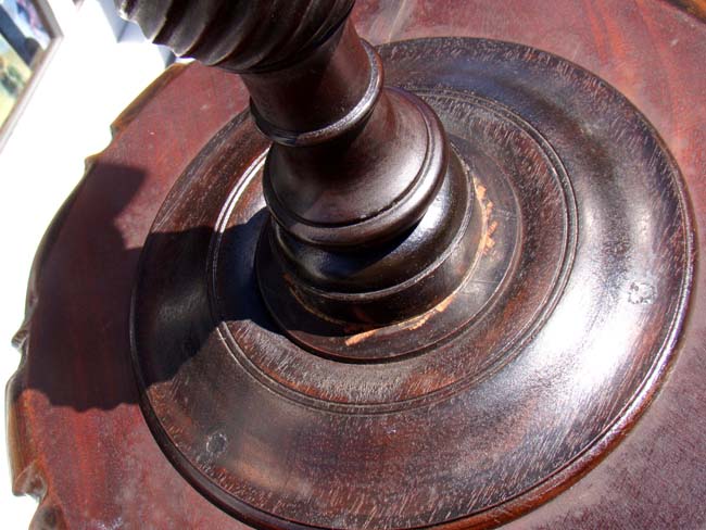 A beautiful small George III mahogany piecrust tripod table circa 1760 — image 4